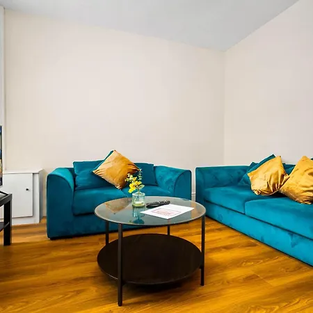3 Bed House For Contractors & Families And Free Parking Birmingham
