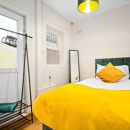 3 Bed House For Contractors & Families And Free Parking * Birmingham