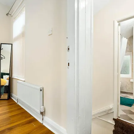 3 Bed House For Contractors & Families And Free Parking Birmingham