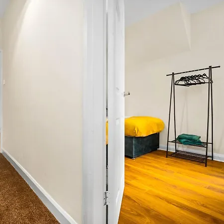 3 Bed House For Contractors & Families And Free Parking Birmingham