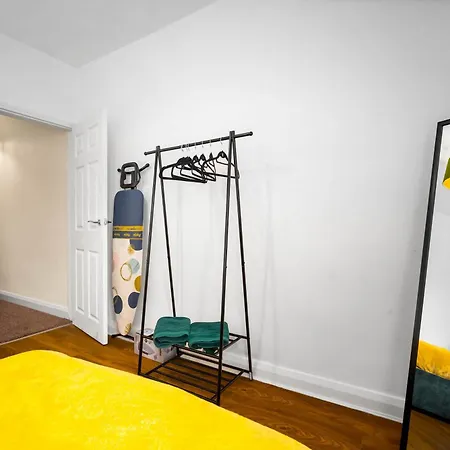 3 Bed House For Contractors & Families And Free Parking Birmingham