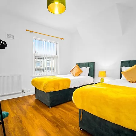 3 Bed House For Contractors & Families And Free Parking Birmingham