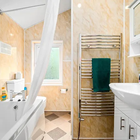3 Bed House For Contractors & Families And Free Parking Birmingam